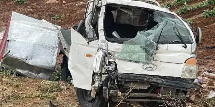 Tarım işçilerini taşıyan kamyonet devrildi