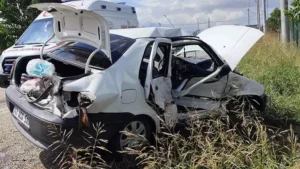 Bursa‘nın İnegöl ilçesinde sürücüsünün kontrolünü kaybettiği otomobilin, karşı şeritten gelen