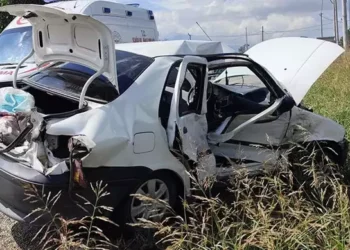Otomobil ile hafif ticari araç kafa kafaya çarpıştı