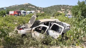 Manisa’nın Kula ilçesinde, kavşaktan kontrolsüz şekilde ana yola çıkan otomobile