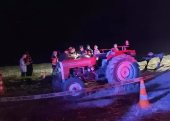 Pimi takmak isterken traktörünün altında kaldı