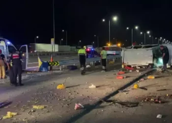 Otoyolu'nda hafif ticari araç devrildi