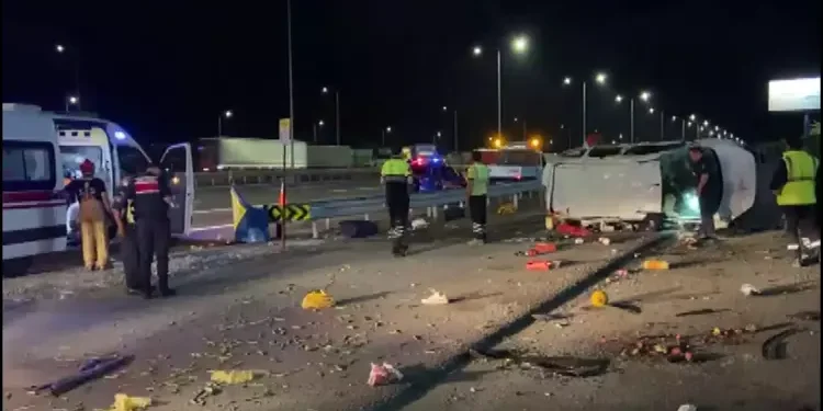 Otoyolu'nda hafif ticari araç devrildi