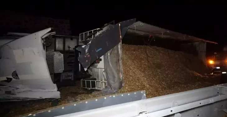 Bariyere çarpıp devrilen TIR'ın şoförü öldü
