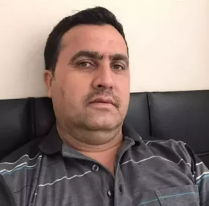 TIR'ın dorsesiyle bahçenin demir kapısı arasına sıkıştı