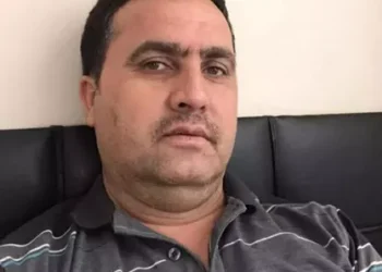 TIR'ın dorsesiyle bahçenin demir kapısı arasına sıkıştı