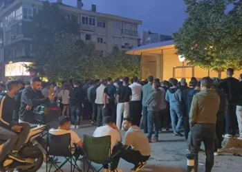 120 bin TL'lik telefon için, geceden kuyruğa girdiler