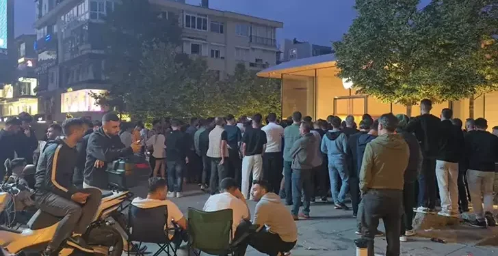 120 bin TL'lik telefon için, geceden kuyruğa girdiler