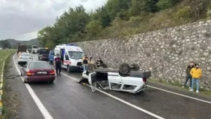 Otomobil, otobüse çarpıp takla attı