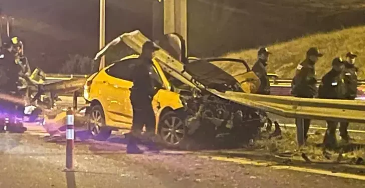 Refüje çarpan otomobil sürücüsü hayatını kaybetti