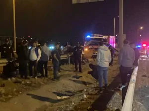 Refüje çarpan otomobil sürücüsü hayatını kaybetti
