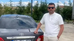 Kamyondaki tomruklar otomobilin üzerine düştü