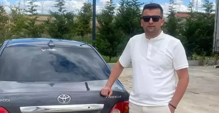 Kamyondaki tomruklar otomobilin üzerine düştü