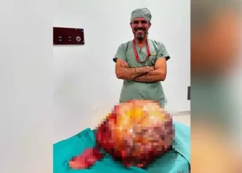 Karnından 26 kiloluk tümör çıktı