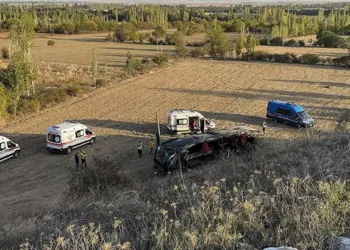Yolcu otobüsü devrildi: 21 yaralı