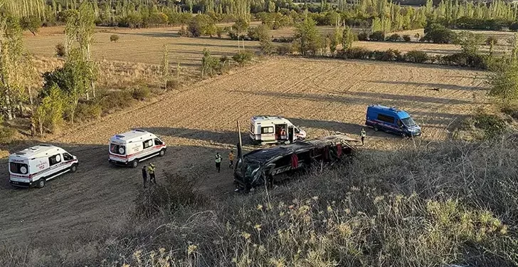 Yolcu otobüsü devrildi: 21 yaralı