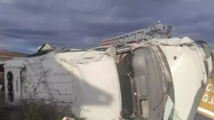 Tanker ile minibüs çarpıştı; 1 ölü, 17 yaralı