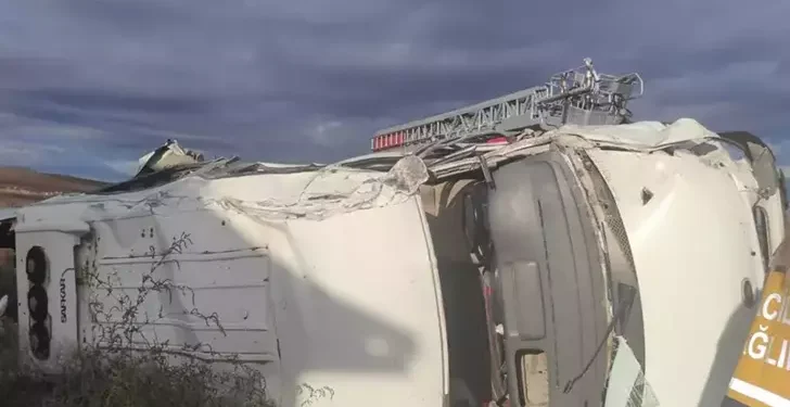 Tanker ile minibüs çarpıştı; 1 ölü, 17 yaralı