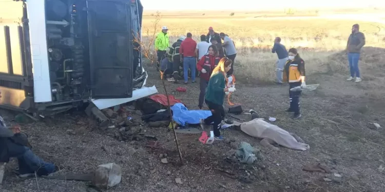 Yolcu otobüsü devrildi: 4 ölü