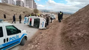 Polis otosu takla attı 2 polis yaralandı