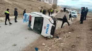Çorum’da ‘dur’ ihtarından kaçan sürücüyü kovalayan polis ekibinin bulunduğu araç takla attı.