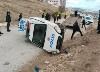 Polis otosu takla attı 2 polis yaralandı