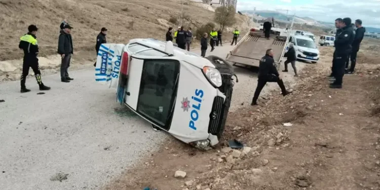 Polis otosu takla attı 2 polis yaralandı