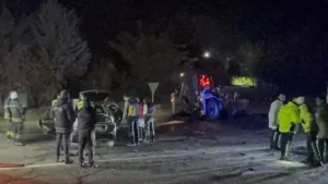 İş makinesine çarpan otomobil yandı; 5 ölü
