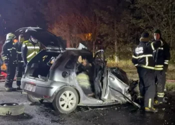 İş makinesine çarpan otomobil yandı; 5 ölü