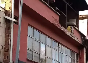 Baba ile oğlu şakalaşırken, 2'nci kattan düştü