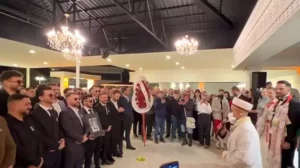 Düğüne mezar taşı getirip, helallik aldılar