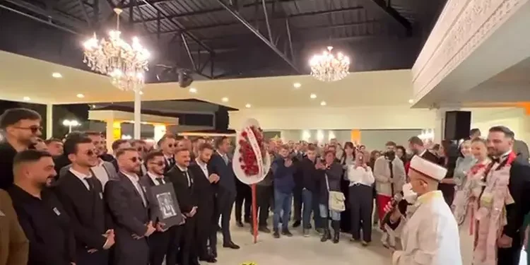 Düğüne mezar taşı getirip, helallik aldılar