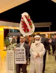 Düğüne mezar taşı getirip, helallik aldılar