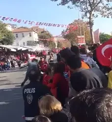 Geçit töreninde yunus ekibinin çarptığı 2 polis yaralandı