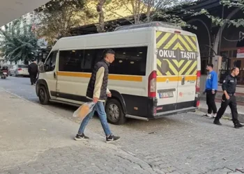 Yola fırlayan 14 aylık bebeğe, servis minibüsü çarptı