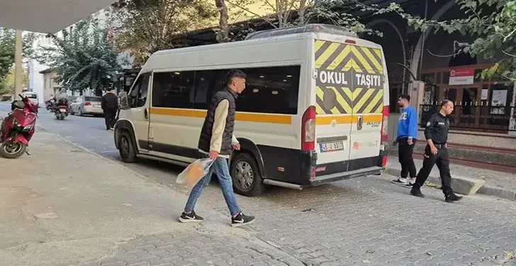 Yola fırlayan 14 aylık bebeğe, servis minibüsü çarptı