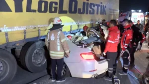 Esenyurt TEM Bağlantı Yolu’nda, kavşakta TIR ile çarpışan otomobilin sürücüsü yaralandı. Kaza, saat