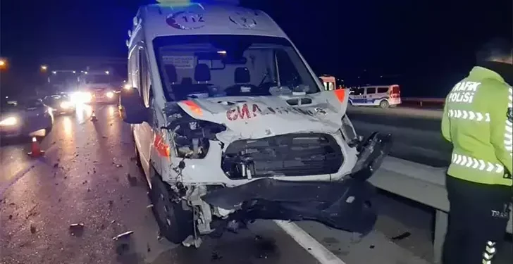 Ambulans ile iki otomobil çarpıştı