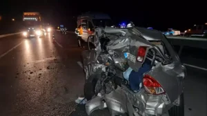 Ambulans ile iki otomobil çarpıştı