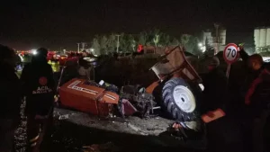 Osmaniye‘de iki otomobil ve bir traktörün karıştığı zincirleme kazada 4 kişi öldü,