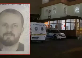 Camiye gelen cemaat bir kişinin cansız bedeniyle karşılaştı