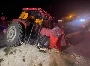 Tokat’ın Turhal ilçesinde otomobilin traktöre çarptığı kazada 5 kişi yaralandı.