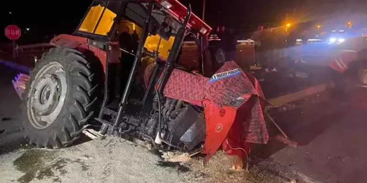 Otomobil traktöre çarptı: 5 yaralı