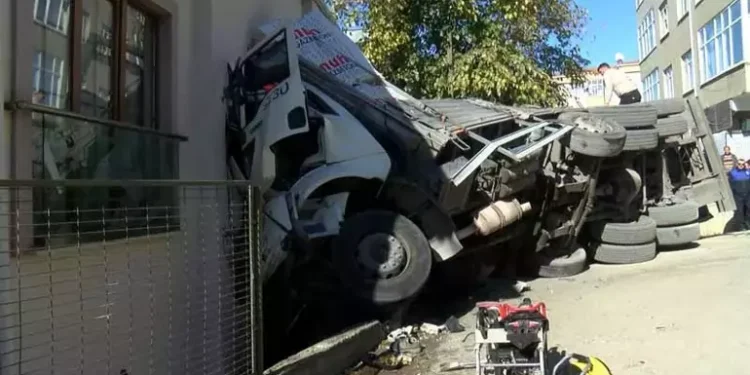 Gaz beton yüklü kamyon 2 katlı binaya girdi