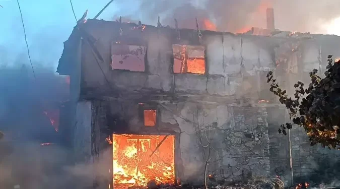 Çöplükte çıkan yangında 10 ev ile 2 samanlık yandı