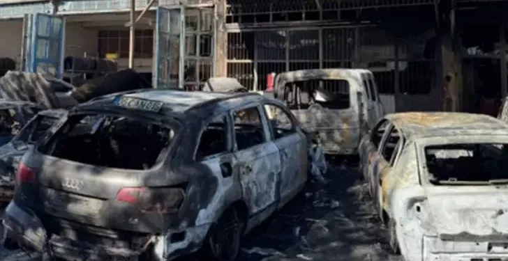 Çıkan yangında 9 araç kullanılamaz hale geldi