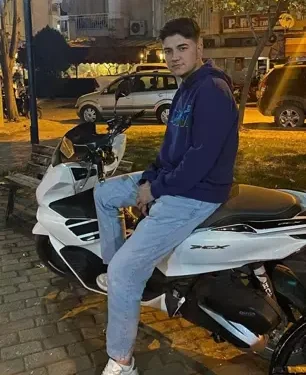 Motosiklet, refüje çarptı 2 genç öldü