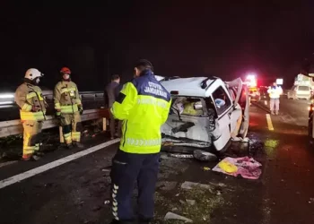 Otoyolu'nda iki ayrı kazaya 10 araç karıştı: 8 yaralı