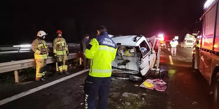 Otoyolu'nda iki ayrı kazaya 10 araç karıştı: 8 yaralı