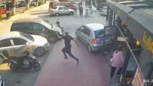 Aydın’ın Kuşadası ilçesinde, sürücüsünün kontrolünden çıkan otomobilin unlu mamuller üreten